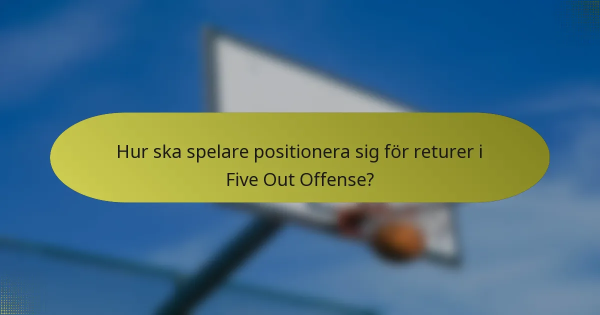 Hur ska spelare positionera sig för returer i Five Out Offense?